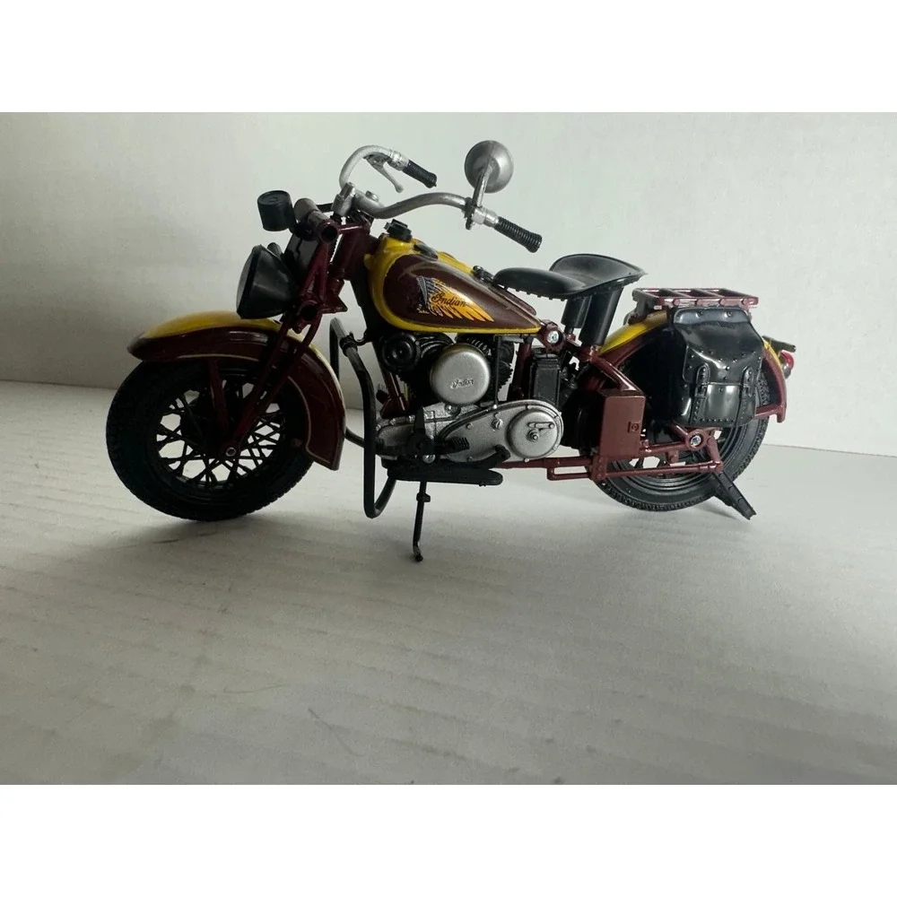 Indian Sport Scout 1:12 Die-Cast Motorcycle Model Yellow/Burgundy